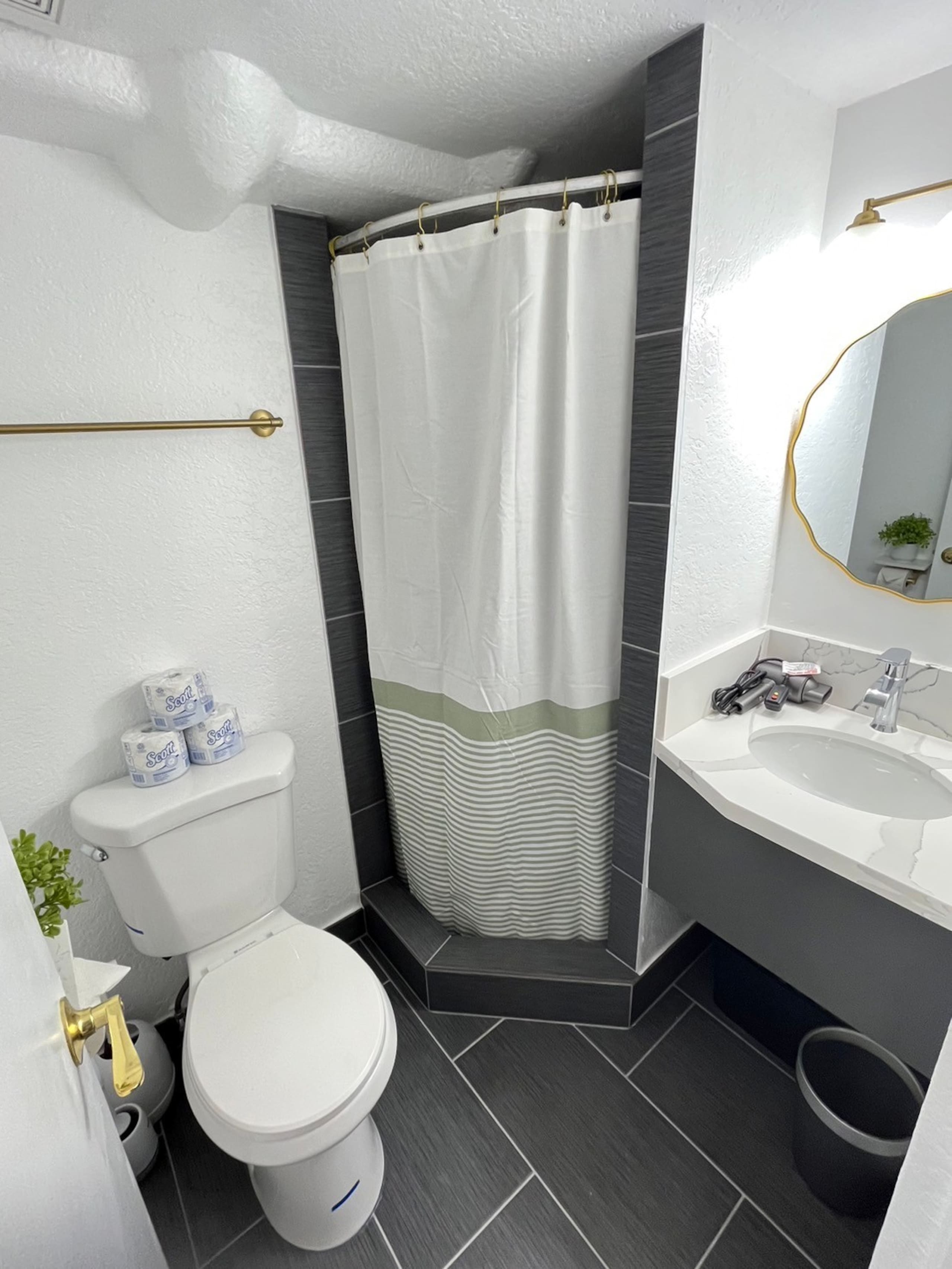 Condo in Honolulu · ★4.65 · Studio · 1 bed · 1 bath - Image 15