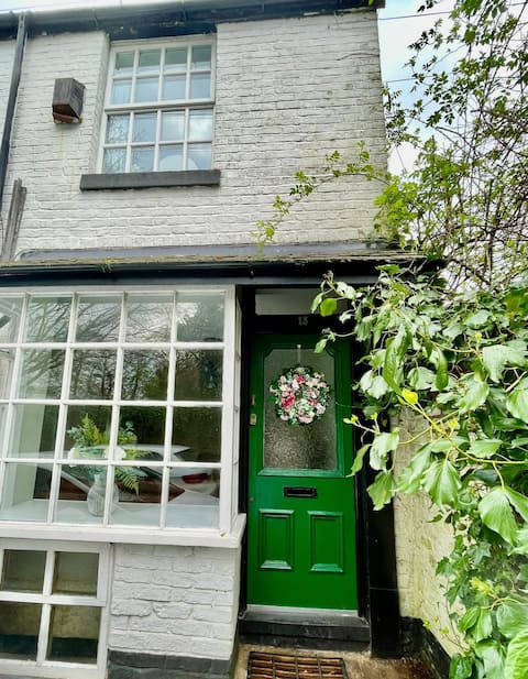 Top Airbnb: Millgate Lodge - 2 Bedroom Newly Refurbished in Didsbury