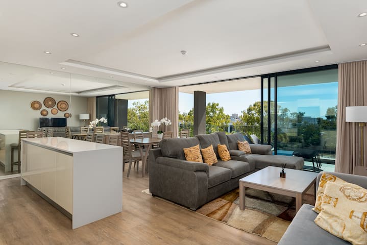 Luxury Green Point Apartment with Pool & Balcony