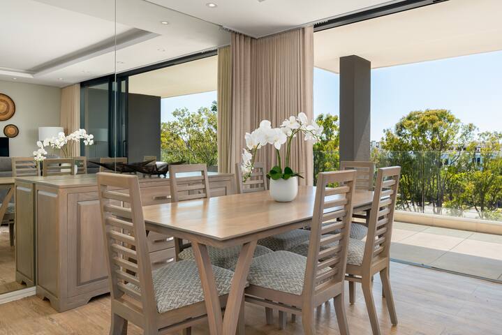 Luxury Green Point Apartment with Pool & Balcony gallery image 4