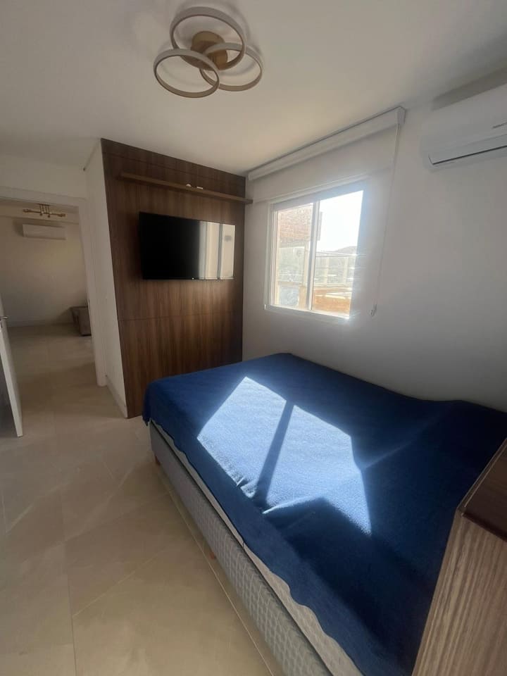 جناح علوي بجوار الشرفة، مجهز بمكيف هواء.