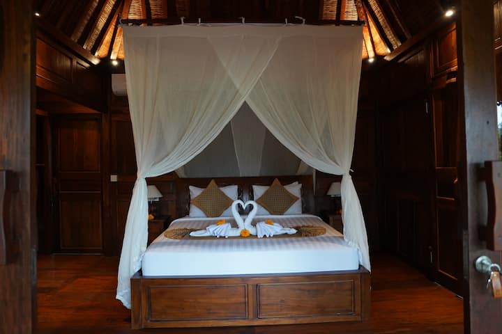 Udoban bračni krevet. Opremljen mrežom za komarce, klima-uređajem i stropnim ventilatorom.