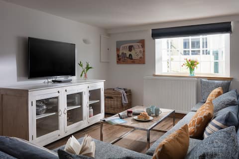 Top performing Airbnb: Boutique cottage in St Ives. in St. Ives