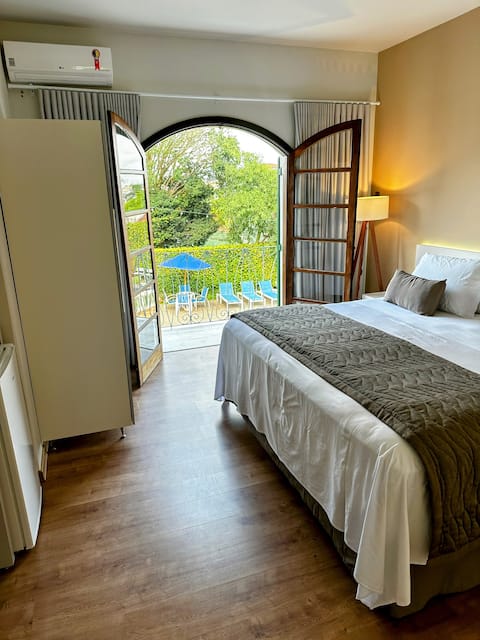 4th floor balcony pool king bed suite