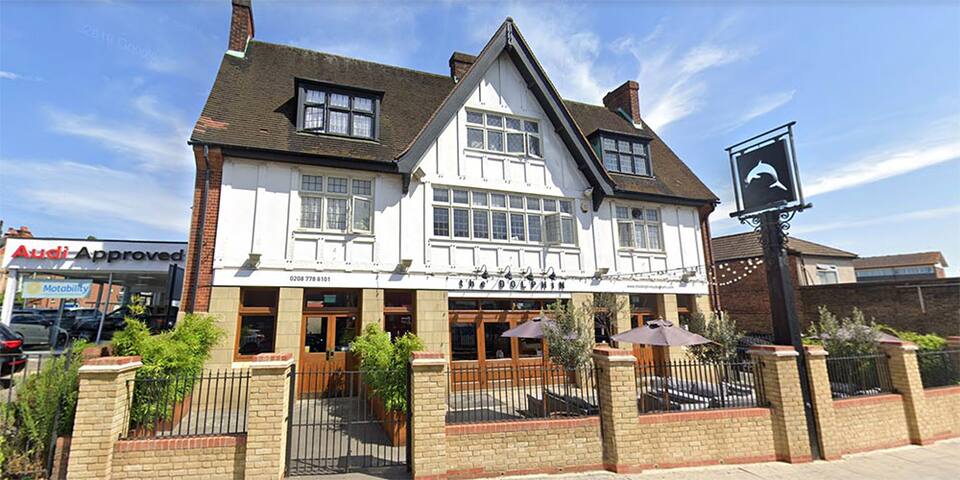 Glorious 3 Bed Townhouse & Garden - 1 min to Train