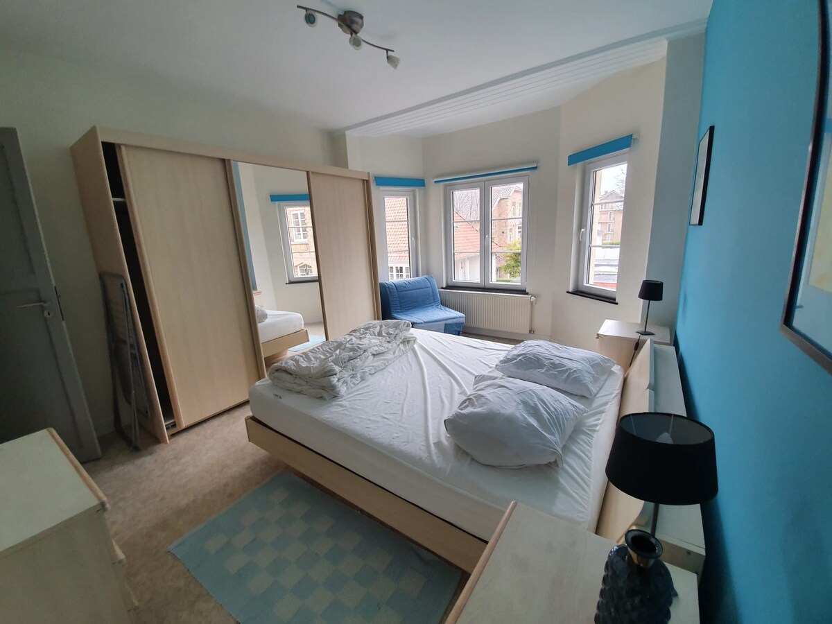 1er piso, dormitorio 1: cama matrimonial + sofá cama (individual)