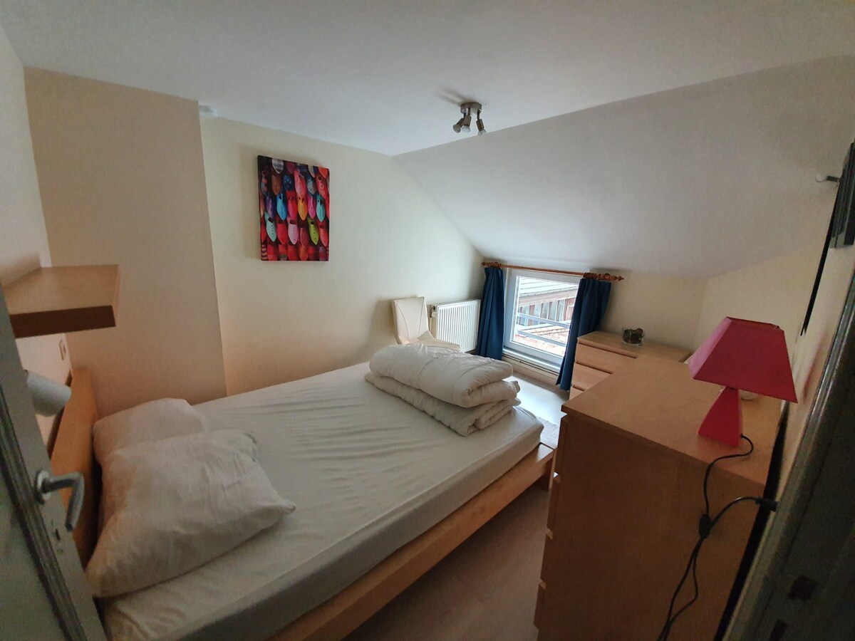 Segundo piso, dormitorio 2: cama doble, lavabo.