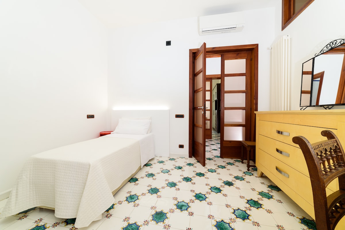 單人房-配有單人牀的臥室