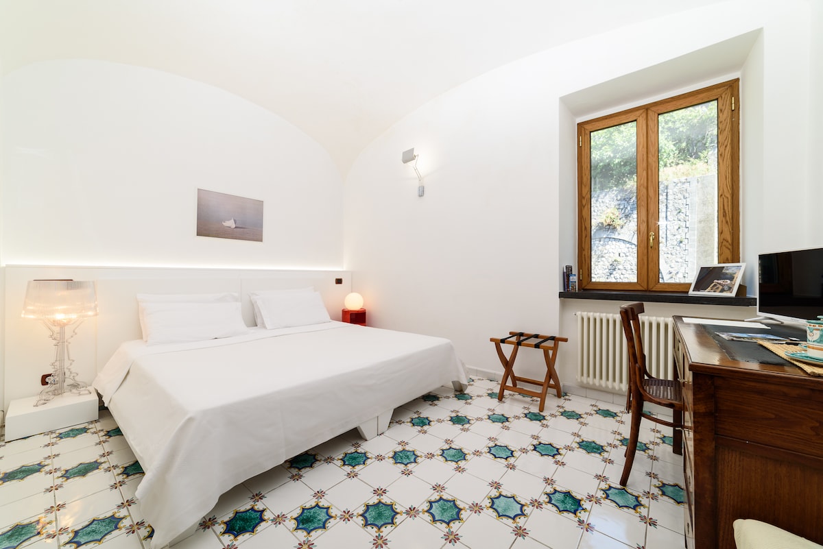 Camera con letto matrioniale King Size e bagno privato in camera -房間配有加大雙人牀和獨立浴室