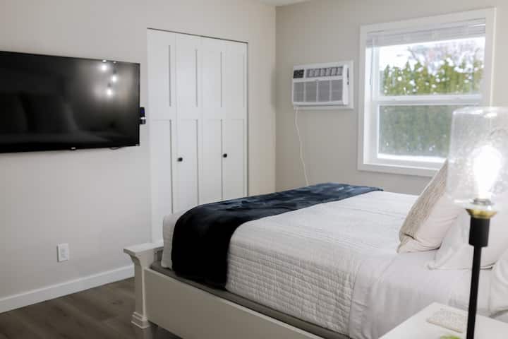 Televisión inteligente en el dormitorio principal