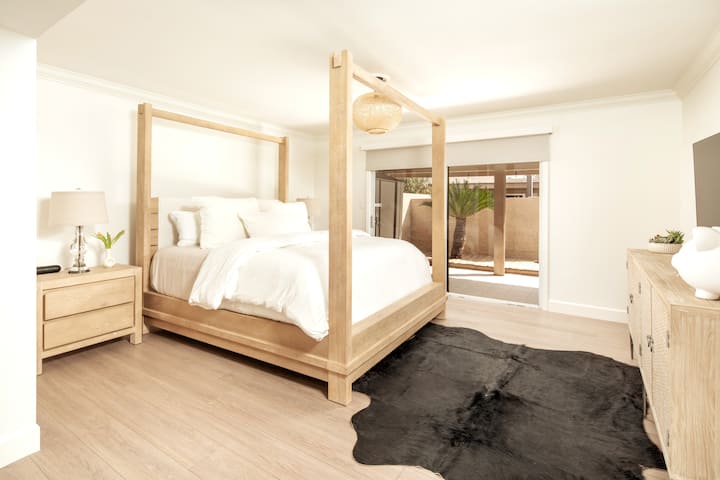 Velika primarna spavaća soba s ugradbenim ormarom