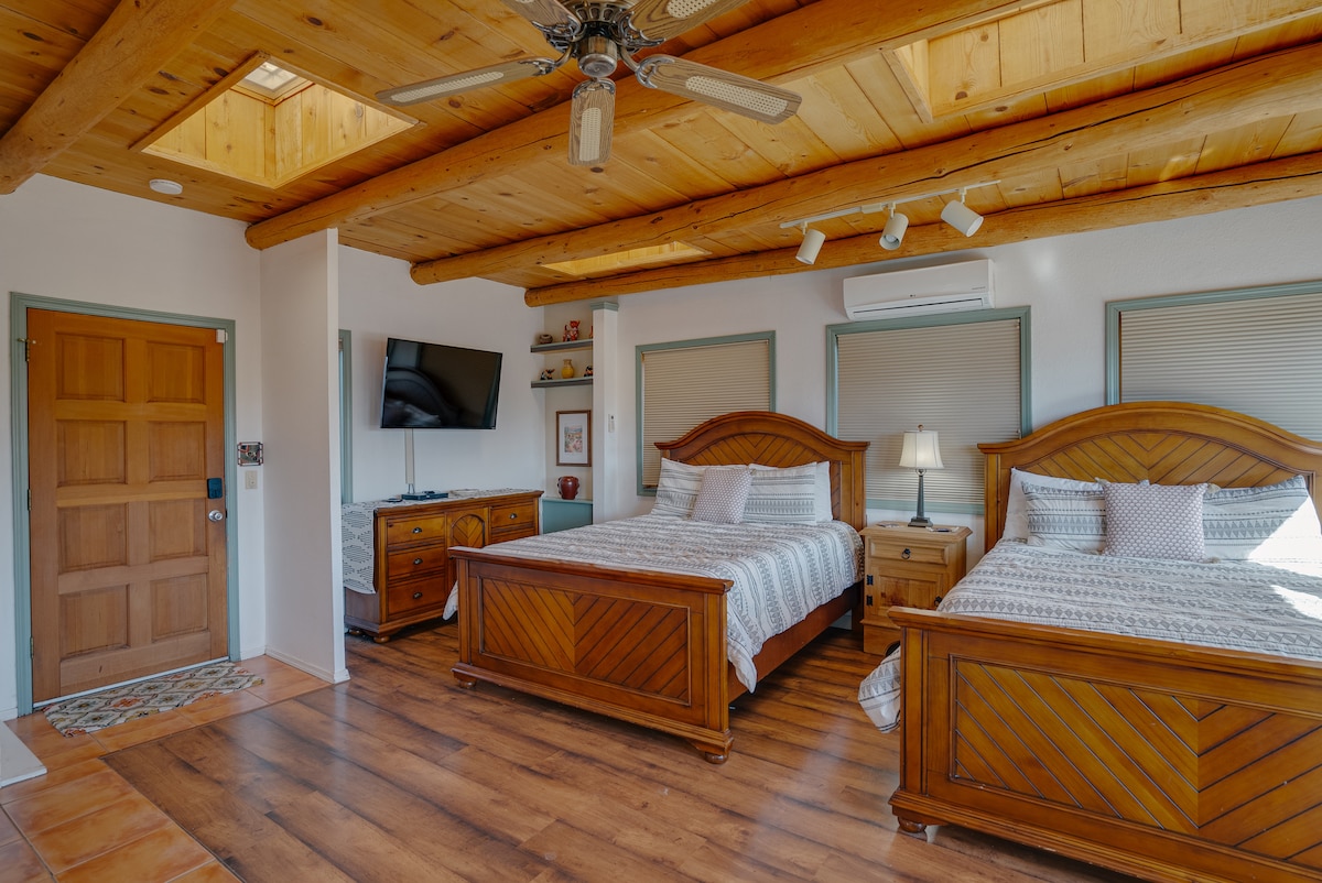 Vitanda viwili vya kifalme vilivyo na magodoro ya kifahari vinakusubiri kwa ajili ya usingizi thabiti wa usiku. Televisheni mahiri yenye spika za Roku na Bluetooth hukupa burudani ya kutosha nyumbani. Sogeza spika ya bluetooth nje kwa ajili ya chakula chako cha jioni cha al-fresco na kahawa ya asubuhi.