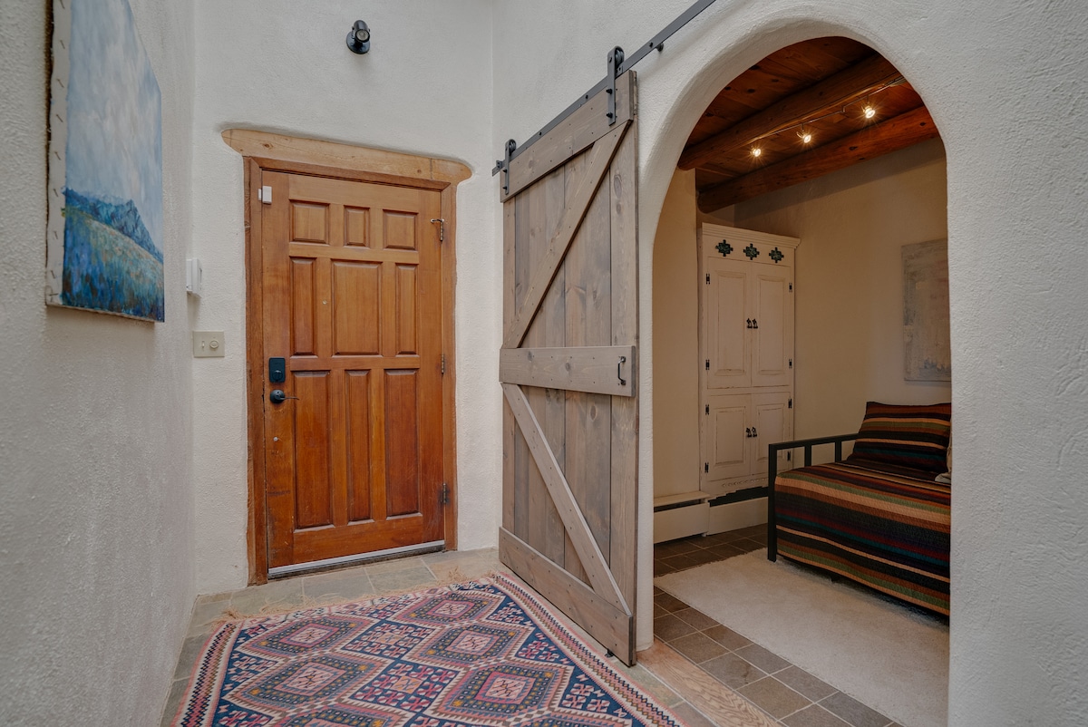 Mlango wa banda huipa Chumba hiki kidogo cha Wageni mbali na njia ya kuingia ambayo faragha yake inahitajika. Kitanda cha siku mbili na trundles hufanya hii kuwa mahali pazuri kwa watoto.