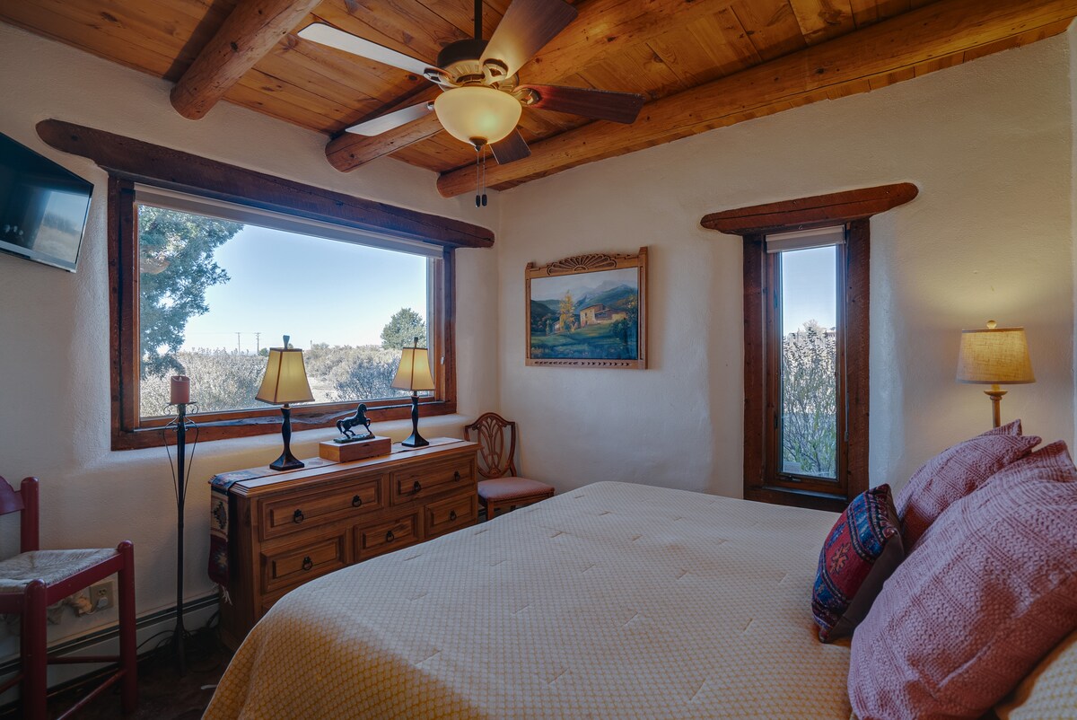 Katika Chumba kikuu cha Wageni utapata televisheni janja ndogo na sehemu nyingi za kabati.