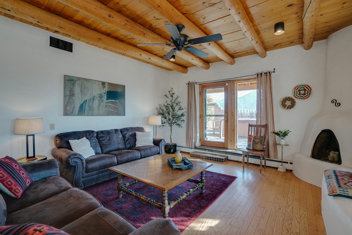 Tunapenda kwamba televisheni yetu ya Samsung Frame inaweza kuwa sanaa au kuwa tayari kwa ajili ya mchezo mkubwa. Usiruhusu ikudanganye, televisheni hii iko tayari kutazamwa ikiwa hilo ndilo jambo lako. *Sebule ya Kiva hutumiwa tu na mishumaa inayoendeshwa na betri, itakuwa ya starehe!