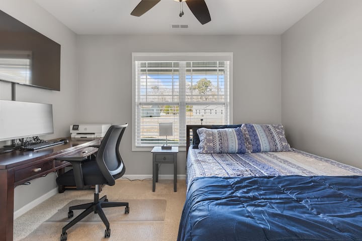 למנורה יש יציאת טעינה USB.
מיטת קווין עם מזרן ויסקו חדש. 