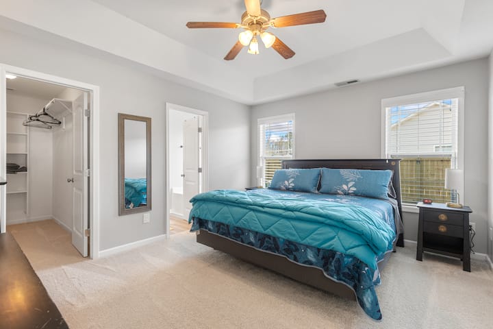 מיטת קינג סייז עם מזרן חדש עם ציפית.
חדר ארונות גדול עם מדפים נוספים.
בשידות הלילה בכל צד יש מנורות עם יציאות USB ואביזר למכשירים שלכם.