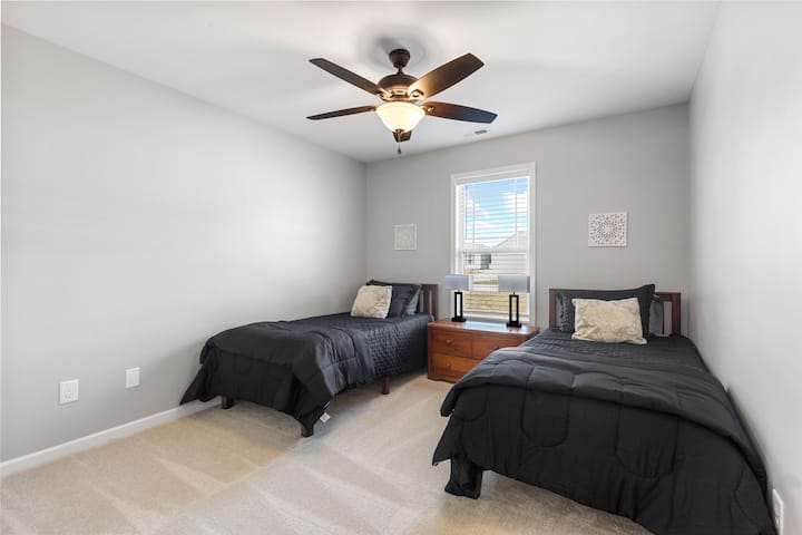 שתי מיטות נפרדות עם מזרני ויסקו חדשים.