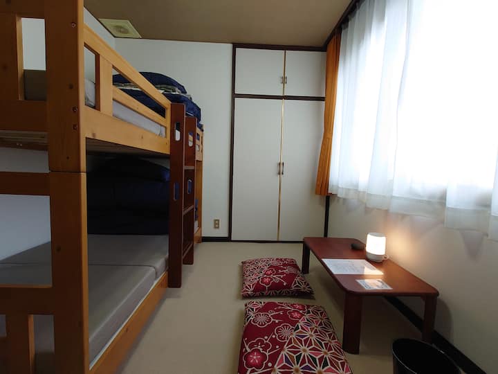 西側に面した寝室3（約8㎡）　シングルサイズ2段ベッド　サイドランプ、スマートスピーカー(Google Home)あり。Spotify等の音楽配信サービスでお休み前におくつろぎください。
※2段ベッドをご使用になられる場合は、お客さまご自身にベッドメイキングをお願いしておりますので予めご了承ください。