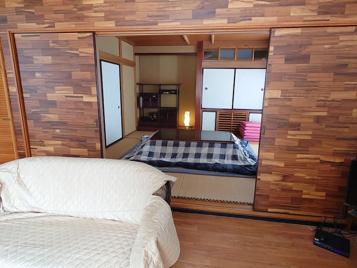 リビングルームにつづく和室