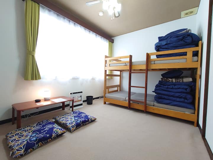 南側に面した寝室2（約9㎡）　シングルサイズ2段ベッド　サイドランプ、スマートスピーカー(Google Home)あり。Spotify等の音楽配信サービスでお休み前におくつろぎください。
※2段ベッドをご使用になられる場合は、お客さまご自身にベッドメイキングをお願いしておりますので予めご了承ください。