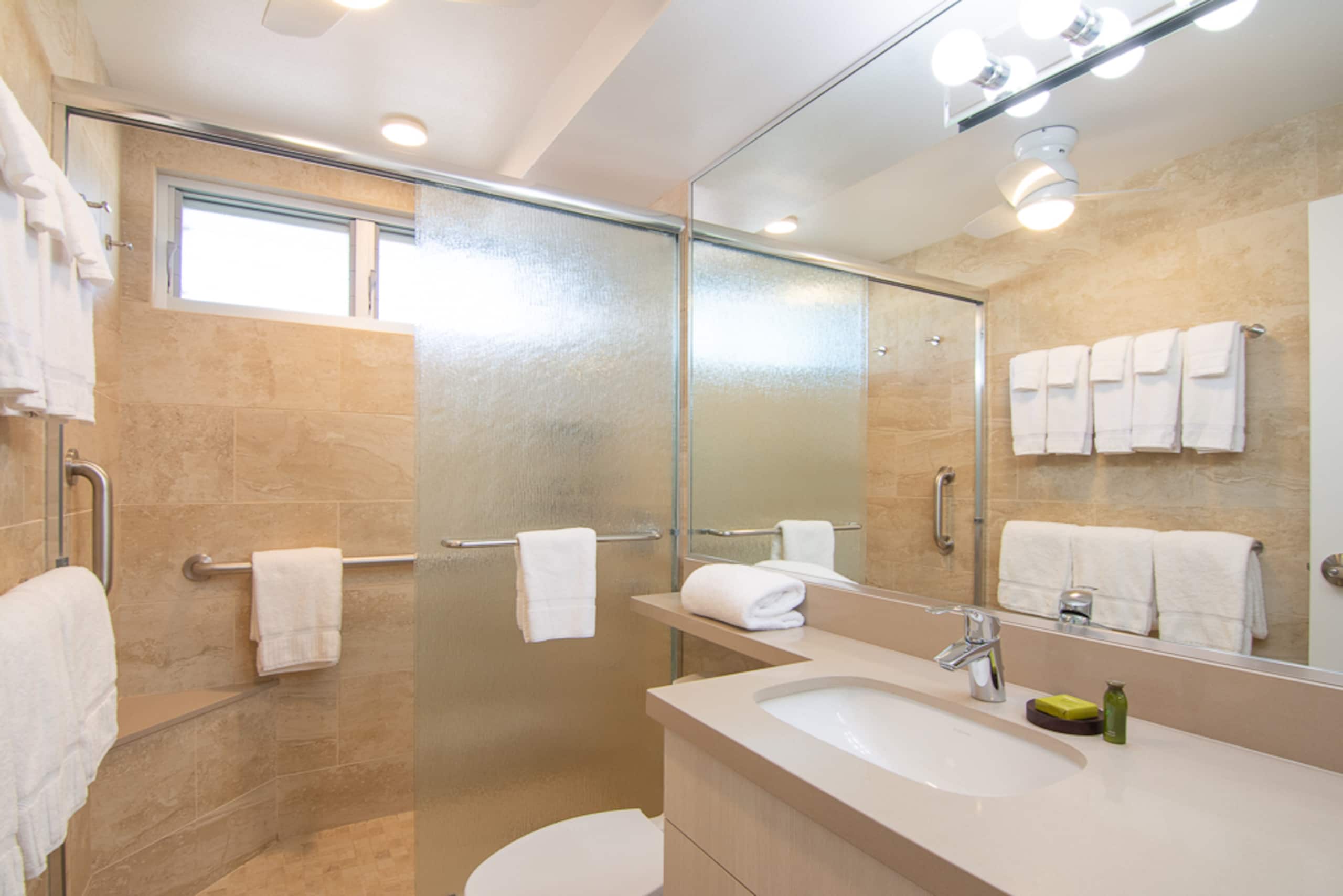 Hotel in Lahaina · ★4.57 · 1 bedroom · 3 beds · 1 shared bath - Image 14