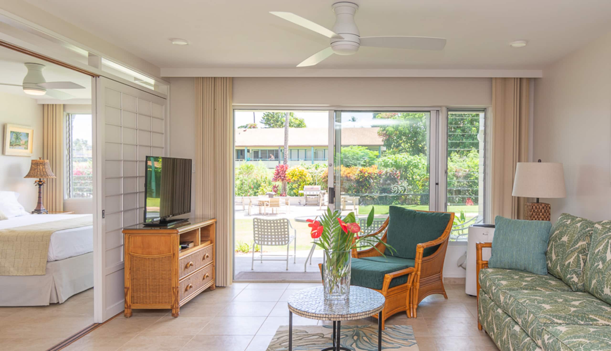 Hotel in Lahaina · ★4.57 · 1 bedroom · 3 beds · 1 shared bath - Image 4