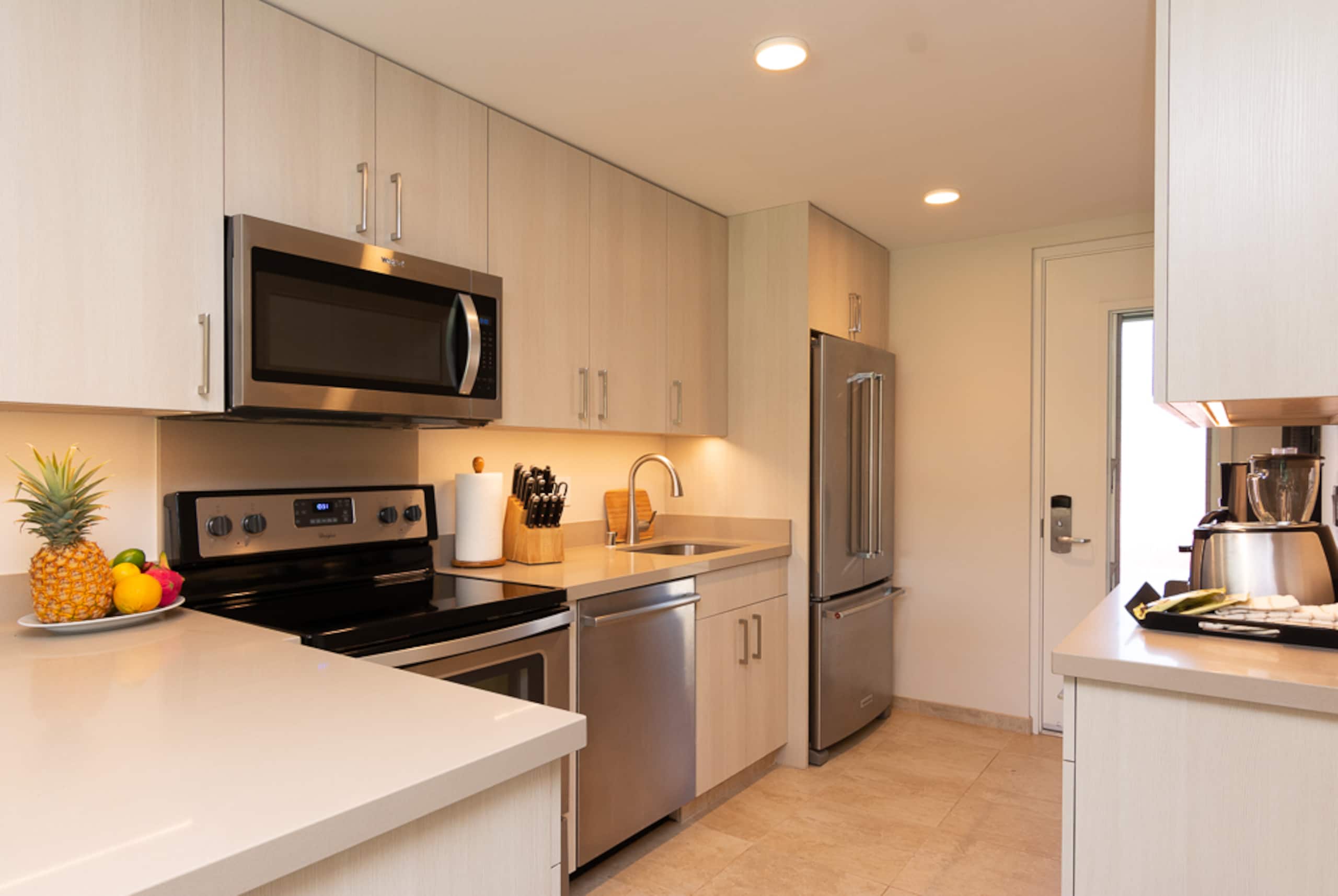Hotel in Lahaina · ★4.57 · 1 bedroom · 3 beds · 1 shared bath - Image 9
