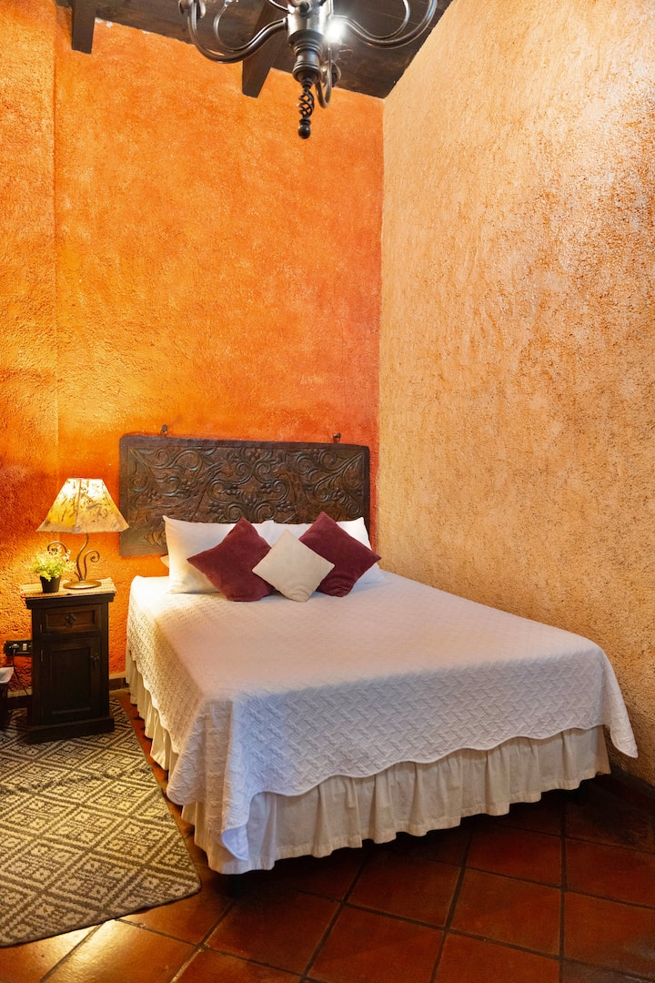 Izba s manželskou posteľou Queen a kúpeľňou s toaletou. 