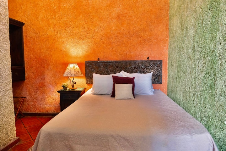 Izba s manželskou posteľou Queen a kúpeľňou s toaletou. 