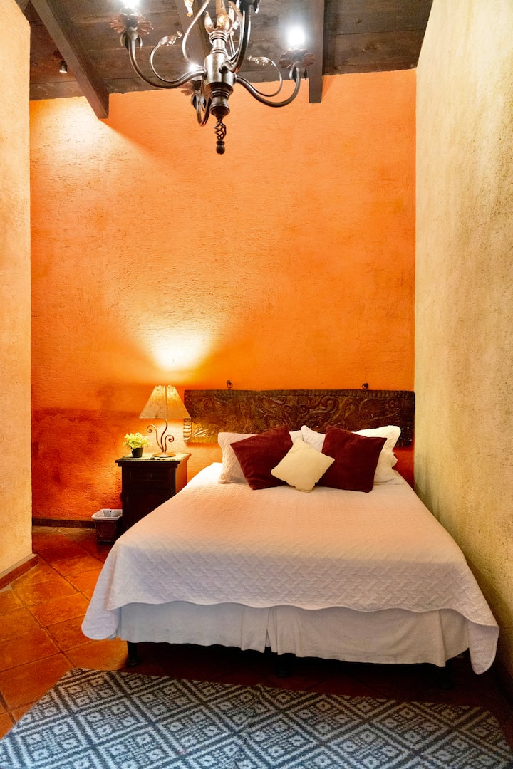 Izba s manželskou posteľou Queen a kúpeľňou s toaletou. 