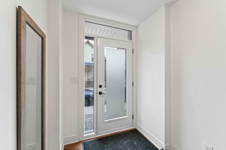 Posh 2BD *Free Parking* | Little Italy gallery image 3