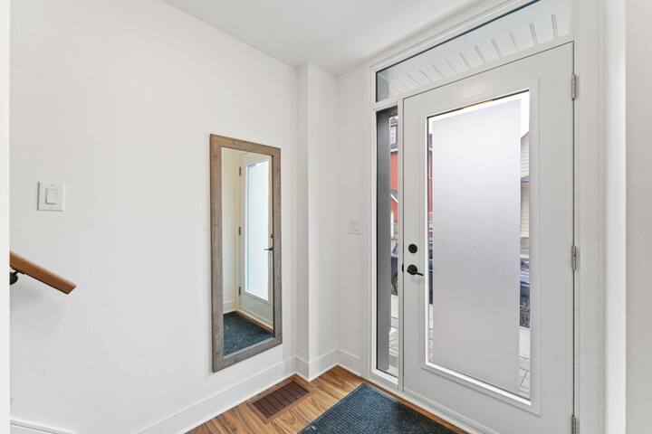 Posh 2BD *Free Parking* | Little Italy gallery image 2
