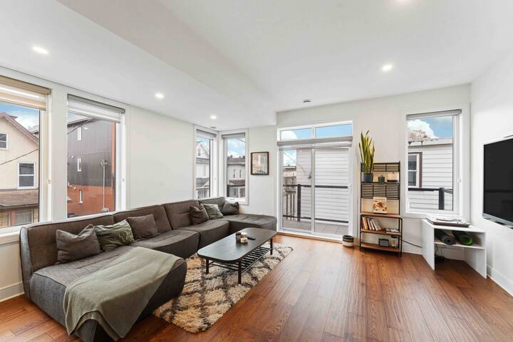 Posh 2BD *Free Parking* | Little Italy