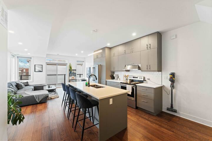 Posh 2BD *Free Parking* | Little Italy gallery image 5