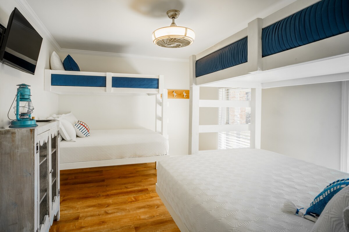 Во собата на спрат може да се сместат шест гости.