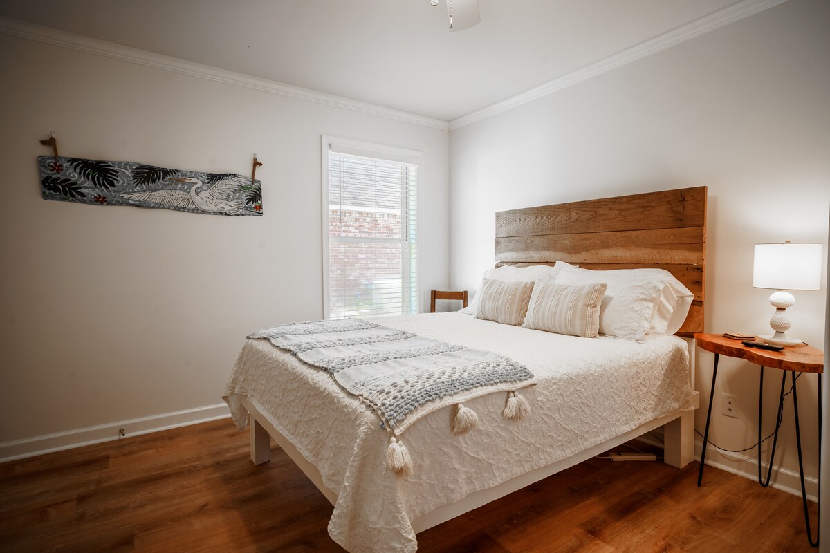 Брачен кревет (широк 150-179 см) во втора спална соба.