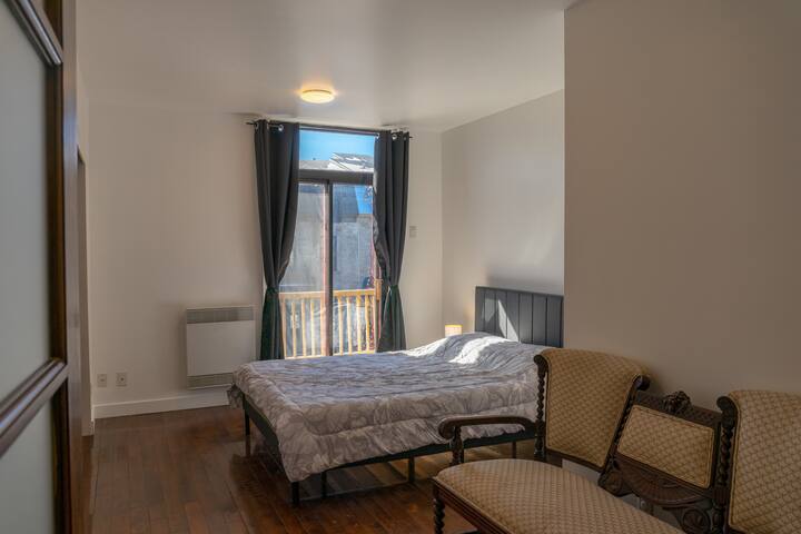 Spacious 3 Bedroom Apartment in Heart of Montreal gallery image 3