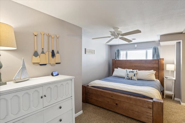 Mjeshtri në katin e poshtëm ka një krevat dopio "king", shumë hapësirë për ruajtje dhe një suitë.