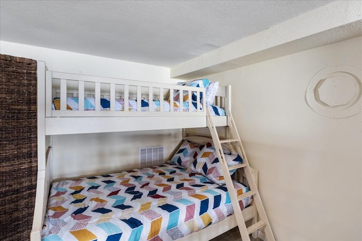 Krevat dopio mbi krevat marinari të plotë me një ekran privatësie në zonën kryesore të katit të poshtëm. (Jo një dhomë gjumi e vërtetë.)