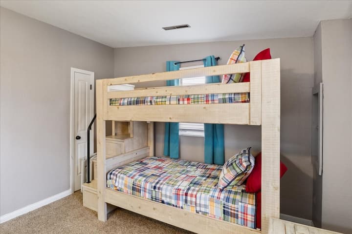 Rreth qoshes është një dollap për foshnja me një pako dhe lojë, ndenjëse përforcuese (jo një karrige e lartë) dhe një koral për foshnjat për të vegjlit.  Kjo dhomë ka hapësirë të mjaftueshme për të gjithë familjen!