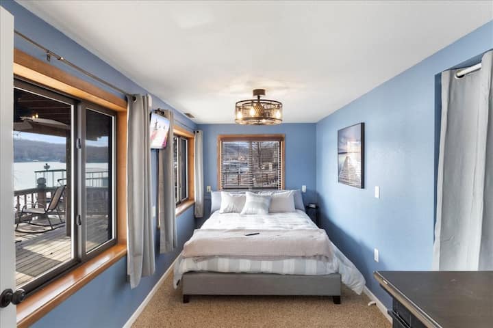 Dhoma e gjumit "queen" në katin e poshtëm ka pamje të mrekullueshme të liqenit dhe shumë hapësirë për ruajtje.