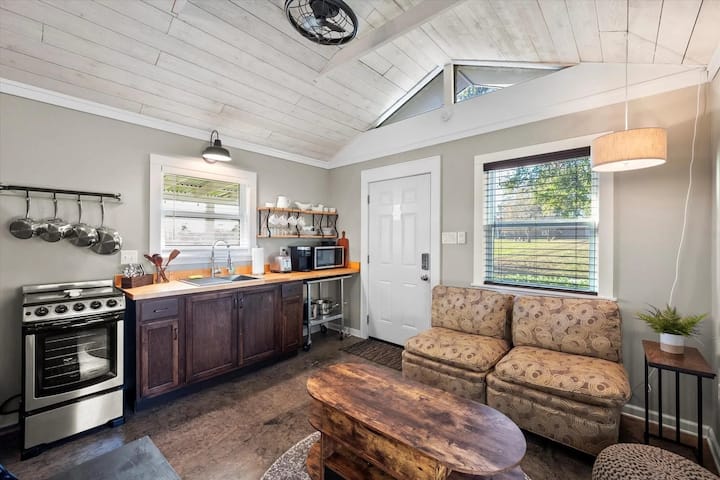 Cozy Farm Cottage Close To Town - Retreat