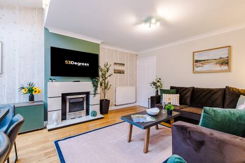 NEW! Incredible home, perfect for groups w/parking