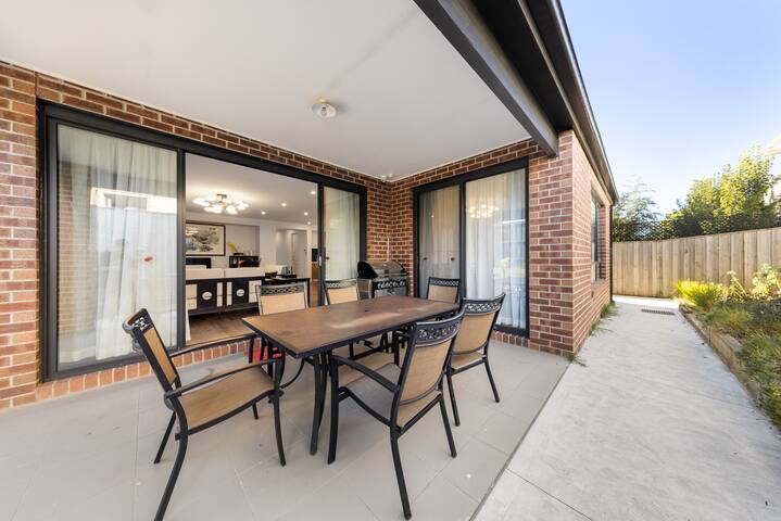 Entire Luxury 4BR House with 3 Ensuites Wantirna gallery image 5