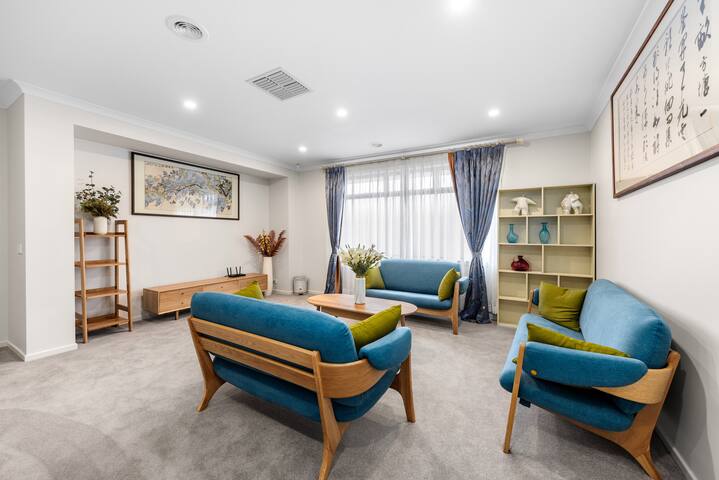 Entire Luxury 4BR House with 3 Ensuites Wantirna gallery image 2