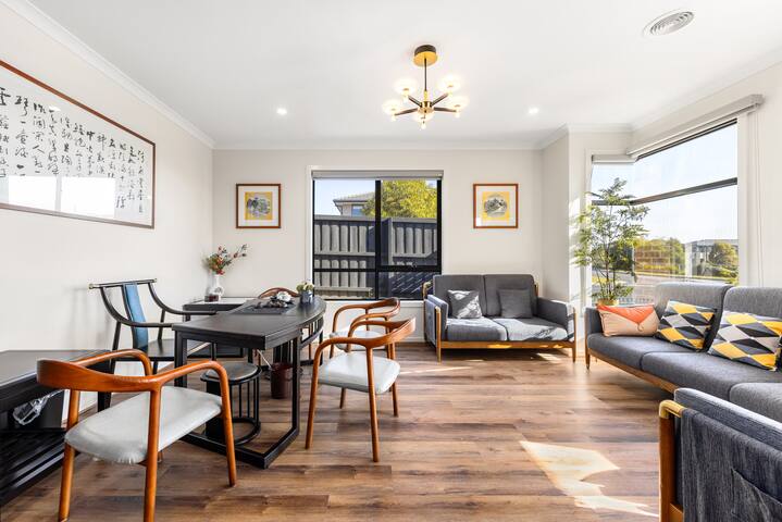 Entire Luxury 4BR House with 3 Ensuites Wantirna gallery image 3