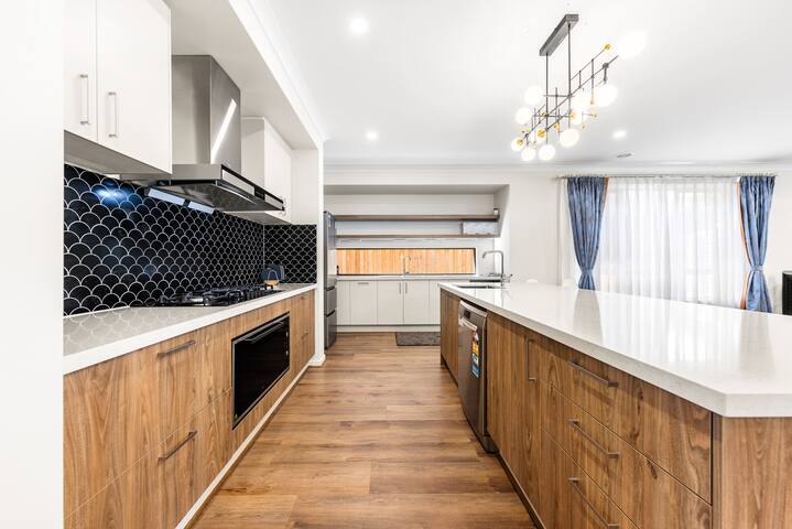 Entire Luxury 4BR House with 3 Ensuites Wantirna gallery image 4