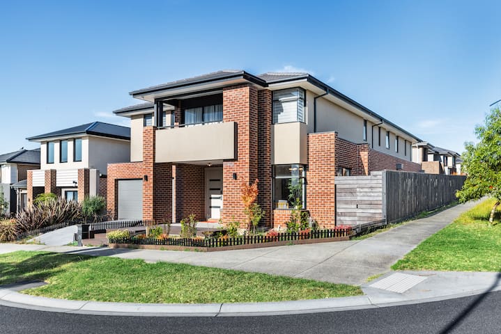 Entire Luxury 4BR House with 3 Ensuites Wantirna