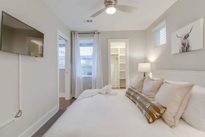 Საძინებელი ტელევიზორის ბრტყელი ეკრანით